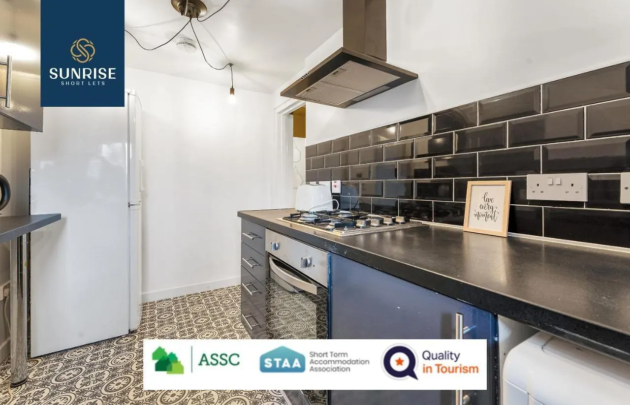 Law 2 - Has 3 Rooms, 5 Beds, 1 Bathroom, Free Parking, Wifi, Contractors, Tourists, Relocation, Business, Travellers, Central, Price Match Gaurantee, Reduced Rates Available By Sunrise Short Lets Apartment
