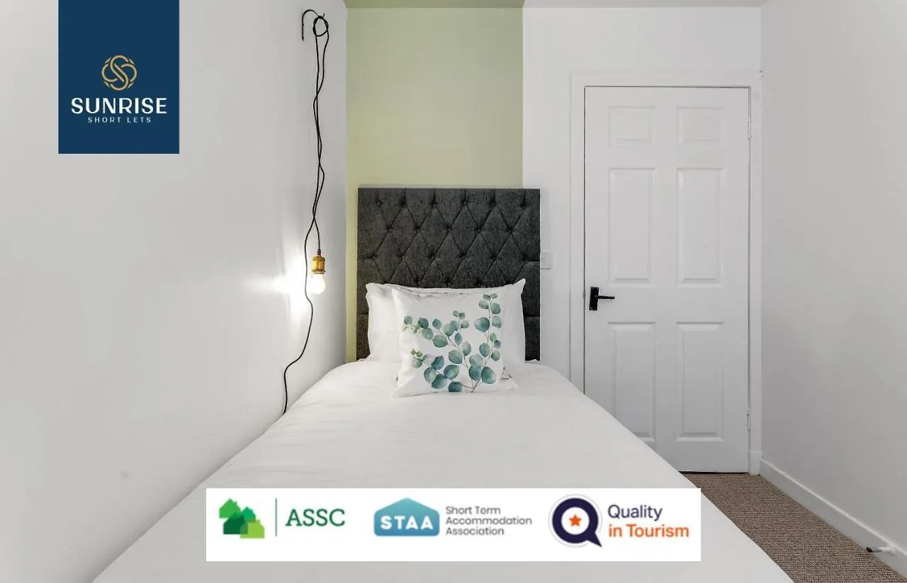 Law 2 - Has 3 Rooms, 5 Beds, 1 Bathroom, Free Parking, Wifi, Contractors, Tourists, Relocation, Business, Travellers, Central, Price Match Gaurantee, Reduced Rates Available By Sunrise Short Lets Apartment
