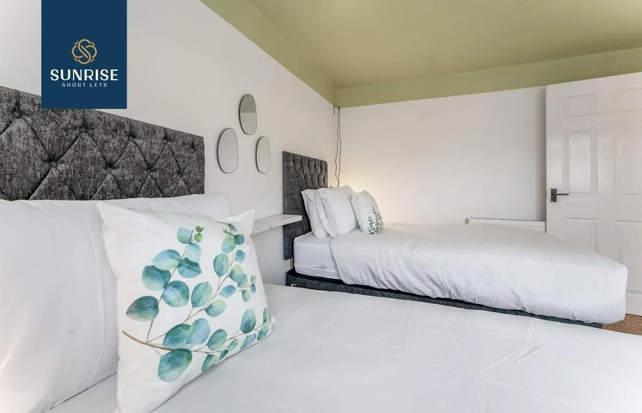 Law 2 - Has 3 Rooms, 5 Beds, 1 Bathroom, Free Parking, Wifi, Contractors, Tourists, Relocation, Business, Travellers, Central, Price Match Gaurantee, Reduced Rates Available By Sunrise Short Lets Apartment