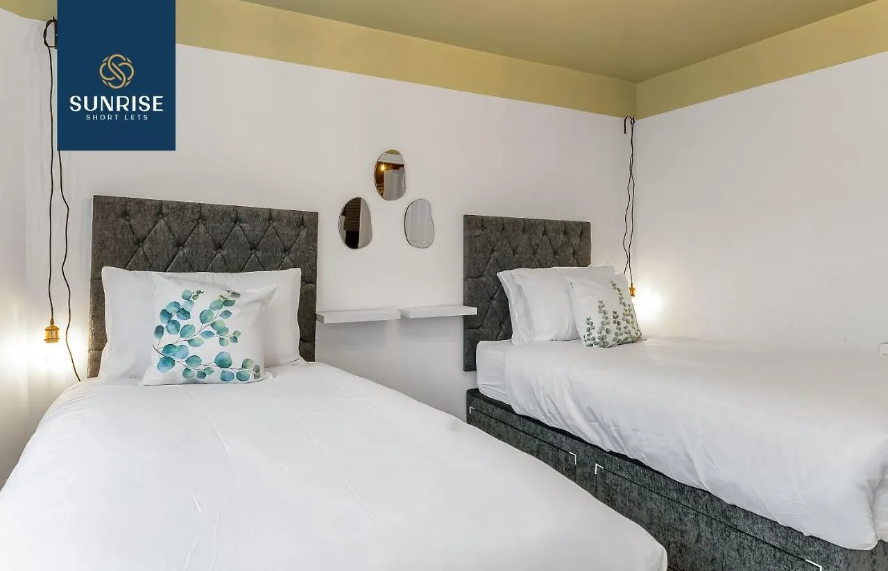 Apartment Law 2 - Has 3 Rooms, 5 Beds, 1 Bathroom, Free Parking, Wifi, Contractors, Tourists, Relocation, Business, Travellers, Central, Price Match Gaurantee, Reduced Rates Available By Sunrise Short Lets