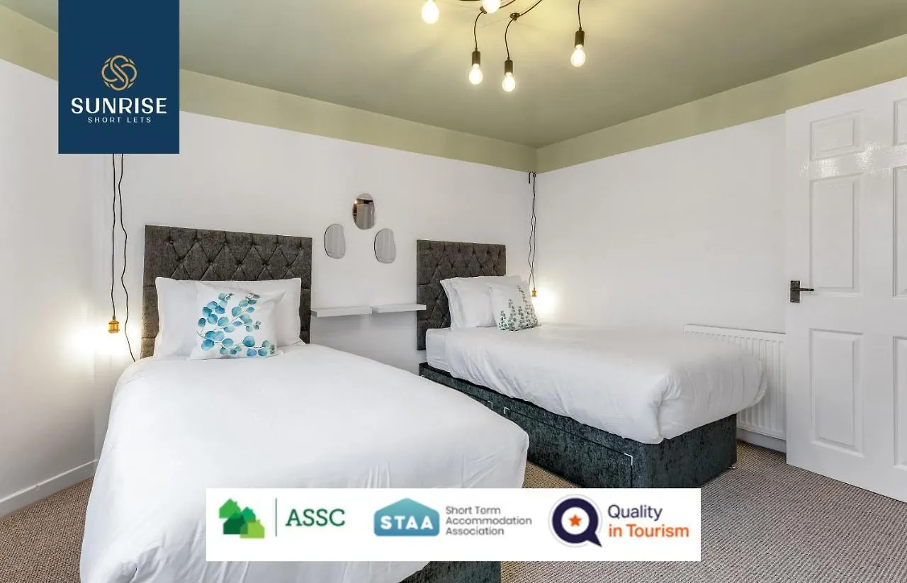 Law 2 - Has 3 Rooms, 5 Beds, 1 Bathroom, Free Parking, Wifi, Contractors, Tourists, Relocation, Business, Travellers, Central, Price Match Gaurantee, Reduced Rates Available By Sunrise Short Lets Apartment Dundee