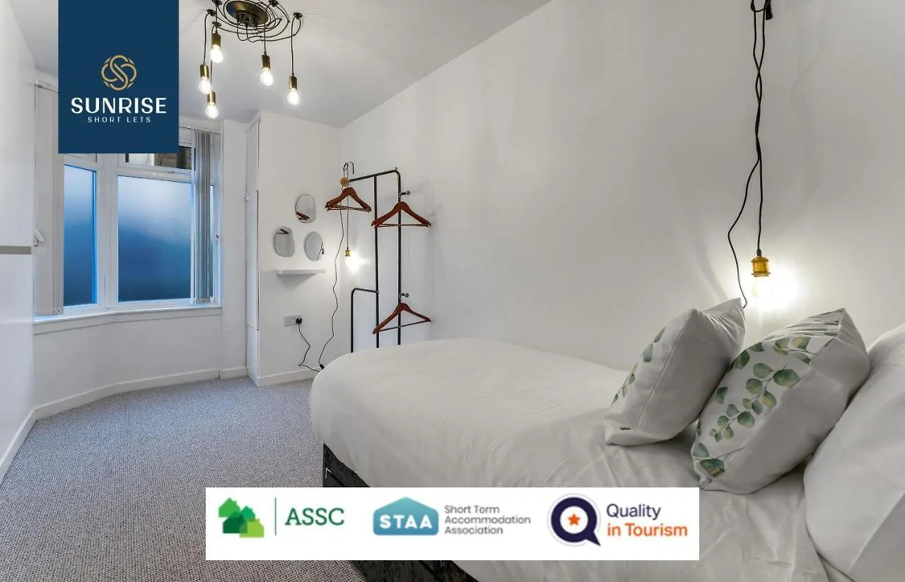 Apartment Law 2 - Has 3 Rooms, 5 Beds, 1 Bathroom, Free Parking, Wifi, Contractors, Tourists, Relocation, Business, Travellers, Central, Price Match Gaurantee, Reduced Rates Available By Sunrise Short Lets