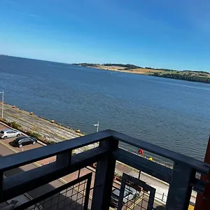 River View Apartment: Oasis With Balcony And Sports Tv Apartment